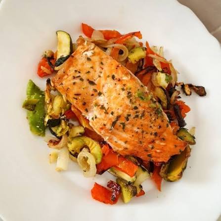 Salmón en papillote con verduras aromáticas